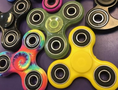 Πάστορας στοχοποιεί τα fidget spinners ως «κατασκεύασμα του διαβόλου» (βίντεο)